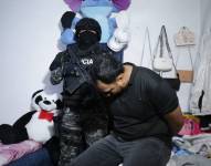 Uno de los detenidos durante el operativo de la Policía