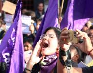 Fotografía de archivo de mujeres en una protesta social.