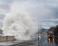 Fotografía de archivo de fuertes olas en el sector costero de la región de Valparaíso.