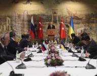 El presidente de Turquía, Recep Tayyip Erdogan, en el centro, ofrece un discurso para recibir a las delegaciones rusa y ucraniana.