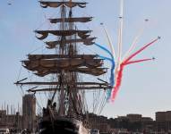 La llama olímpica de los Juegos de París llegó este miércoles a bordeo del velero Belem a territorio francés, al puerto de Marsella.