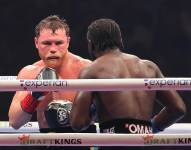 El mexicano Saúl Canelo Álvarez (i) perdió ante el estadounidense Terence Crawford (d) en el Allegiant Stadium en Las Vegas, EE. UU.