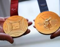 Imagen de las medallas de oro olímpicas y paralímpicas que se entregarán en los Juegos de París 2024.