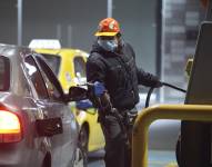 Foto tomada el 12 de marzo de 2022 de un despachador de gasolina en Quito.