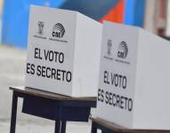Imagen de dos biombos electorales en un recinto de Manta.