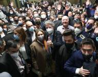 Lasso posa junto algunos de los ecuatorianos que asistieron a la reunión.