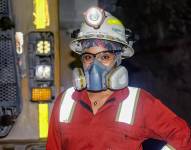 La minera ecuatoriana Maritza Reyes mientras posa en una mina en Zamora Chinchipe (Ecuador).