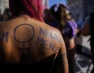 Una mujer asiste a una marcha por el Día Internacional de la Mujer en Buenos Aires, Argentina, martes 8 de marzo de 2022. (AP Foto/Natacha Pisarenko)