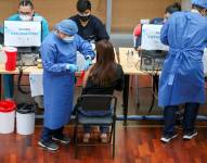 Una persona recibe una dosis de la vacuna contra la covid-19 en Quito (Ecuador), en una fotografía de archivo. EFE/José Jácome