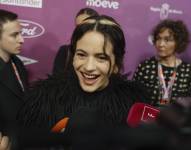 La cantante Rosalía atiende a la prensa a su llegada a la gala de LOS40 Music Awards 2025 este viernes, en el Roig Arena de València. EFE/Kai Forsterling