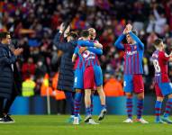 Jugadores celebran el triunfo en la cancha.