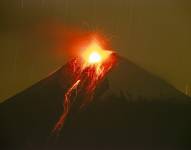Imagen de archivo del pasado mes de agosto del 2022 de la actividad eruptiva del volcán Sangay, desde la parroquia San Isidro, en el Parque Nacional Sangay, en la ciudad de Macas (Ecuador).