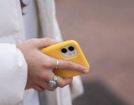 Una persona usa el teléfono móvil, a 1 de febrero de 2024, en Barcelona, Catalunya