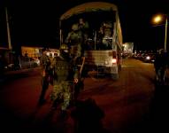Varios militares llegan para custodiar la cárcel de Latacunga tras haberse presentado un motín la semana pasada.