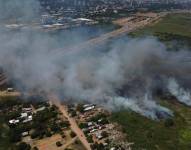 Fotografía aérea de un incendio en el barrio Banco San Miguel, en Asunción (Paraguay).