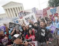Manifestantes en contra del aborto celebran frente a la Corte Suprema de Estados Unidos, el viernes 24 de junio de 2022, en Washington.