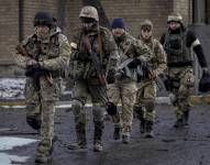 Soldados ucranianos caminan en Irpin, a las afueras de Kiev, Ucrania, el martes 8 de marzo de 2022. (AP Foto/Vadim Ghirda)