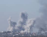 El humo se eleva sobre el campo de refugiados de Al-Bureij, en el centro de la Franja de Gaza, tras el bombardeo del ejército israelí, visto desde un lugar no revelado en la frontera de Gaza el 26 de diciembre de 2023.