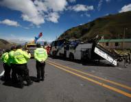 Accidente de un autobús de pasajeros, en la carretera andina que une Quito con la zona de Papallacta, en Palugo.