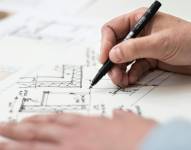 Imagen referencial a un estudiante de arquitectura.