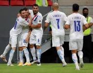 Jugadores de Paraguay celebran un tanto contra Chile.