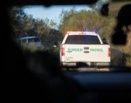 Imagen de una patrulla fronteriza resguardando los límites de Estados Unidos.