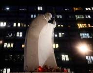 Se colocan velas al pie de una estatua del Papa Juan Pablo II fuera del hospital Gemelli, donde el Papa Francisco está hospitalizado para someterse a pruebas y tratamiento para la bronquitis en Roma, el 19 de febrero de 2025.