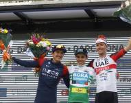 El ciclista colombiano Sergio Higuita (BORA-Transgohe) (c), primer clasificado, el ecuatoriano Richard Carapaz, segundo clasificado (i), del Ineos Grenadiers y el portugués Joao Almeida (d), tercer clasificado, del UAE Team Emirates, en el podio tras la séptima y última etapa de la en la Volta a Catalunya, este domingo en Barcelona.