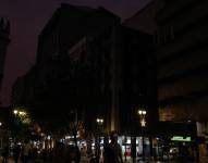Guayaquileños caminan en medio de la oscuridad por los cortes de luz.