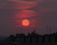 El sol se oculta tras un día caluroso.