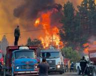 Personas observan los incendios el 3 de febrero de 2025 en El Bolsón, Río Negro (Argentina).