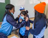 Médicos recomiendan a los estudiantes que utilicen mascarilla en las aulas.