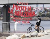 La pancarta fue colocada en el puente Queensway de Long Beach, sur de California, Estados Unidos.