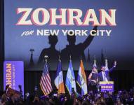 El alcalde electo de la ciudad de Nueva York, Zohran Mamdani, y su esposa, Rama Duwaji, saludan a la multitud durante una fiesta celebrada por el candidato demócrata en Brooklyn, Nueva York.