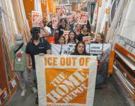 Fotografía de archivo de personas durante una manifestación en The Home Depot en Nueva Jersey, Estados Unidos.