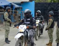 Militares y policías vigilan en las afueras de la penitenciaría de Guayaquil, en una fotografía de archivo. EFE/Marcos Pin