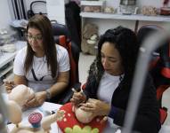 Fotografía del 30 de mayo de 2025 de Andreia Gonzaga y su hija Jaqueline Gonzada trabajando en la creación de muñecos en São Paulo (Brasil).