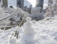 Fotografía que muestra un muñeco de nieve en el Central Park durante la primera nevada este domingo, en Nueva York (Estados Unidos).