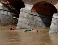 Los servicios de emergencia continúan con la búsqueda de un desaparecido en los alrededores de Aldea del Fresno en Madrid, este lunes.