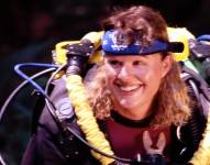 Jill Heinerth es una reconocida exploradora submarina que ha dedicado su vida a explorar las cuevas sumergidas más profundas y misteriosas del mundo. Su valentía y pasión por la exploración la han llevado a realizar inmersiones extremas en lugares como la Antártida, convirtiéndola en una figura destacada en el mundo del buceo técnico.