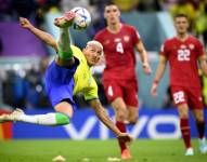 Richarlison, de media tijera, anotó el segundo gol de Brasil ante Serbia