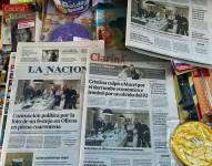 Portadas de los periódicos Clarín y La Nación en un puesto de venta de Buenos Aires.