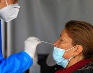 Una mujer se realiza una prueba PCR para detectar covid-19 en Quito, en una fotografía de archivo. EFE/José Jácome