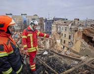 Rescatistas ucranianos trabajan en un edificio residencial alcanzado por un bombardeo nocturno ruso en Járkov, el 30 de enero de 2023. EFE/EPA/SERGEY KOZLOV