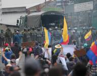 Manifestantes se enfrentan con la Policía de Ecuador durante una protesta este domingo, en Quito.