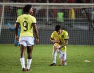 Piero Hincapie (d) y Jhojan Julio (i) lamentan el empate 0-0 de Ecuador ante Venezuela por la quinta fecha de las eliminatorias.