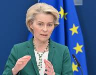 La presidenta de la Comisión Europea, Ursula von der Leyen, habla durante una rueda de prensa con el primer ministro de Noruega en la sede de la Comisión Europea en Bruselas el 7 de abril de 2025.