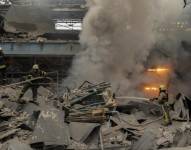 Los equipos de rescate apagan el fuego en una fábrica civil en Járkiv, noreste de Ucrania, atacada con misiles rusos, el 29 de diciembre de 2023.