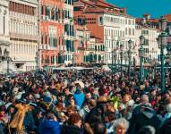 Turistas copando Venecia