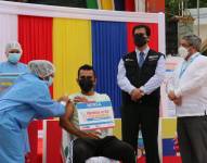 Ecuador donó al Perú un lote de 336.000 dosis de la vacuna AstraZeneca.